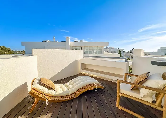 Sunny House With Pools And Private