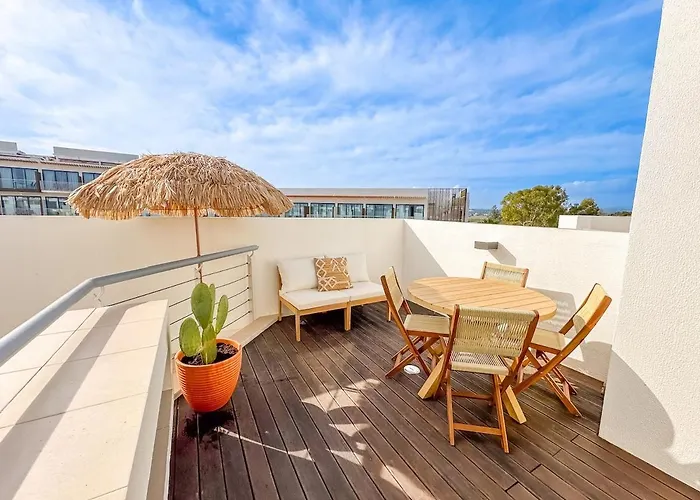 Sunny House With Pools And Private